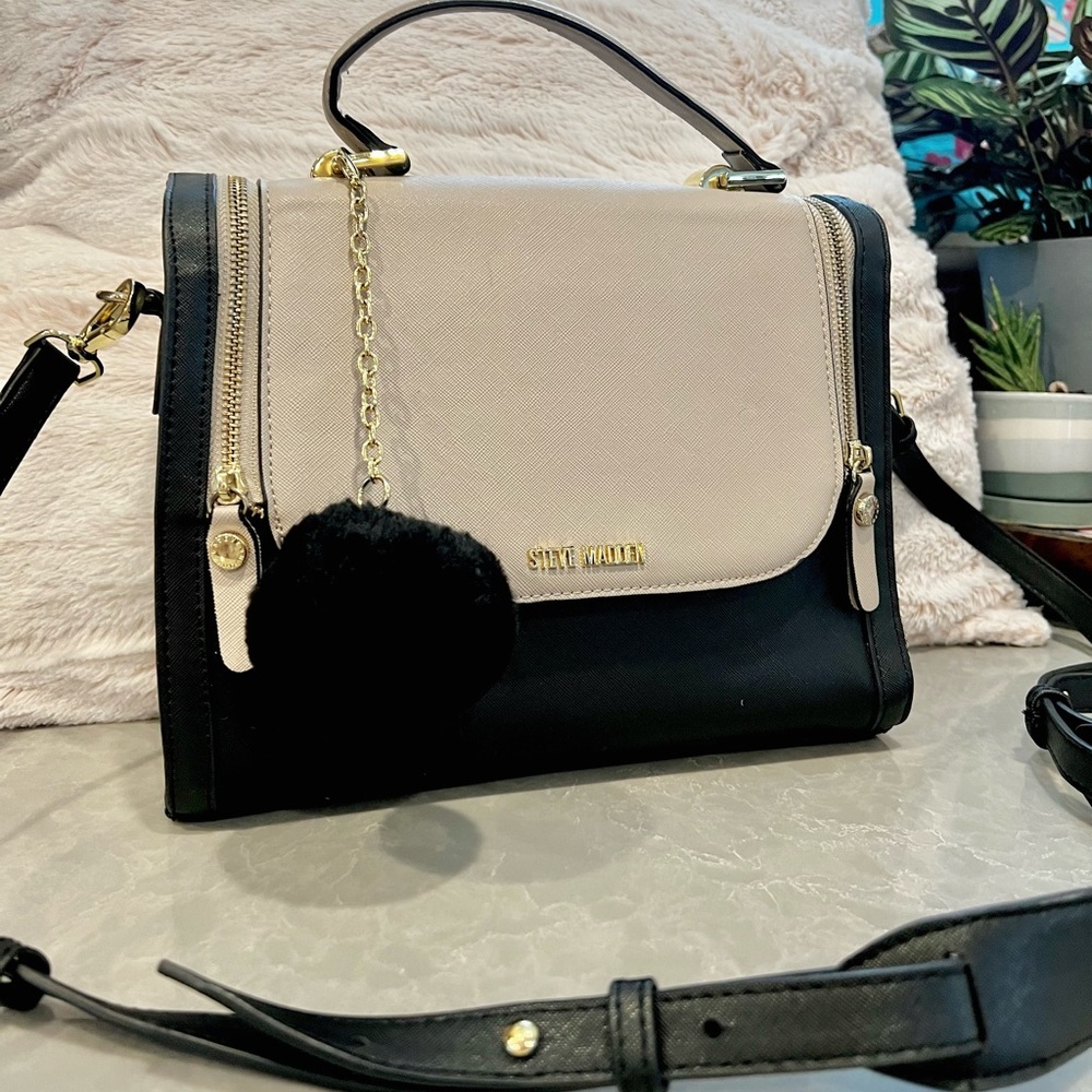 ✨super chic Steve Madden purse with removable strap and a pom pom ✨